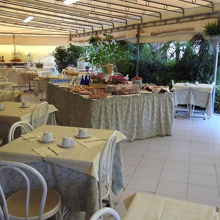 Grappolo D'Oro Hotell Pietrasanta Exteriör bild