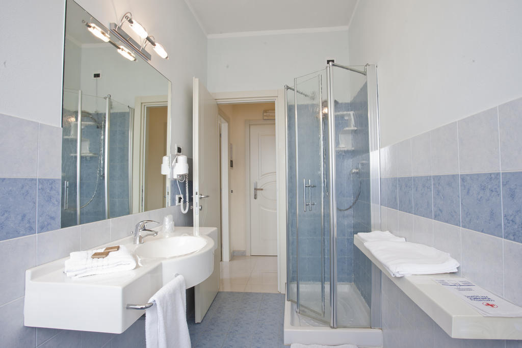 Grappolo D'Oro Hotell Pietrasanta Rum bild